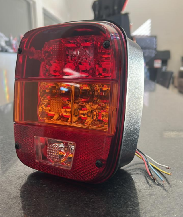 PL04402349 - LANTERNA TRASEIRA MARMITAO LED S/VIGIA ATE 2010 (LISA)