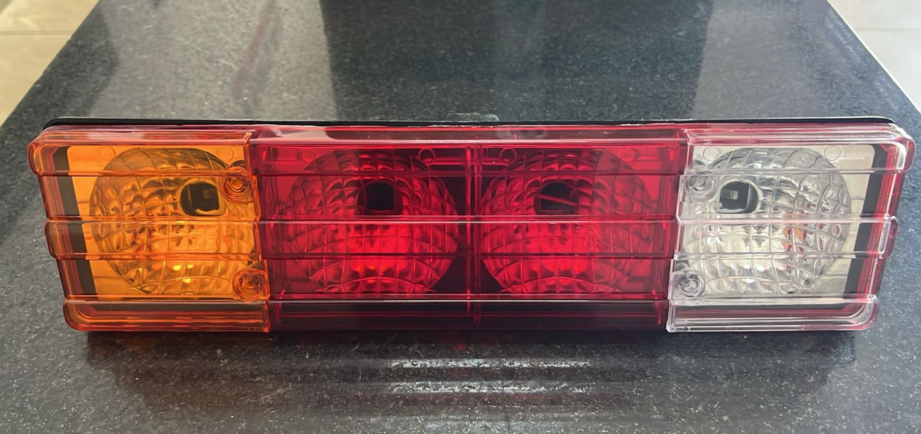 PL07162409 - LANTERNA TRASEIRA 1418/MB 1618 C/VIGIA METALIZADA