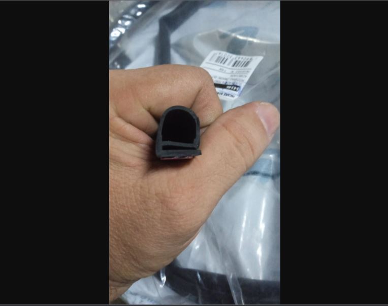 14146 - BORRACHA PORTA CARGO GII EXT. C/ 1850MM ADESIVADA