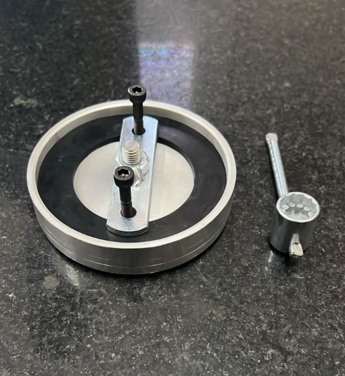 1500 - TAMPA TANQUE ANTIVAZAMENTO GRANDE ABA REBAIXADA DE 24MM