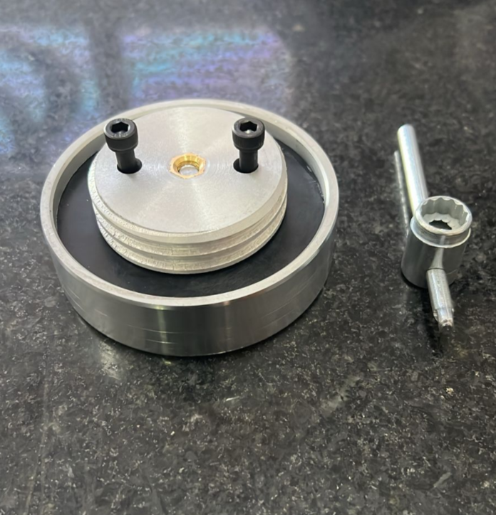 1501 - TAMPA TANQUE ANTIVAZAMENTO SCANIA S5 / VW ROSCA INTERNA ( MEDIA )