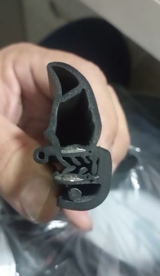 23B837911 - BORRACHA PORTA VW DELIVERY NOVO