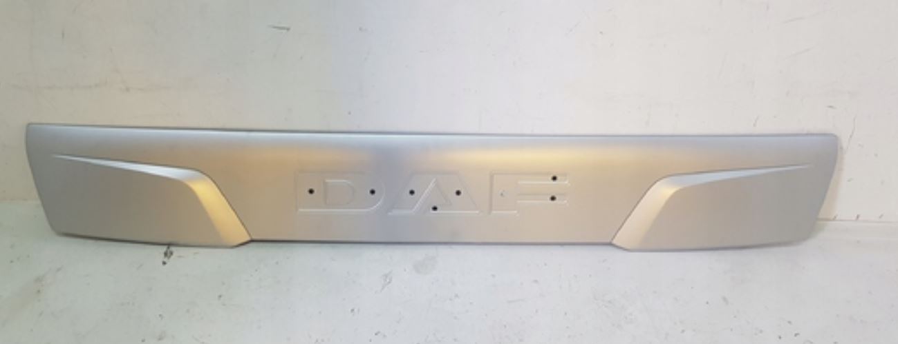 BDA03-036 - GRADE SUPERIOR DE FIXAR O EMBLEMA DAF