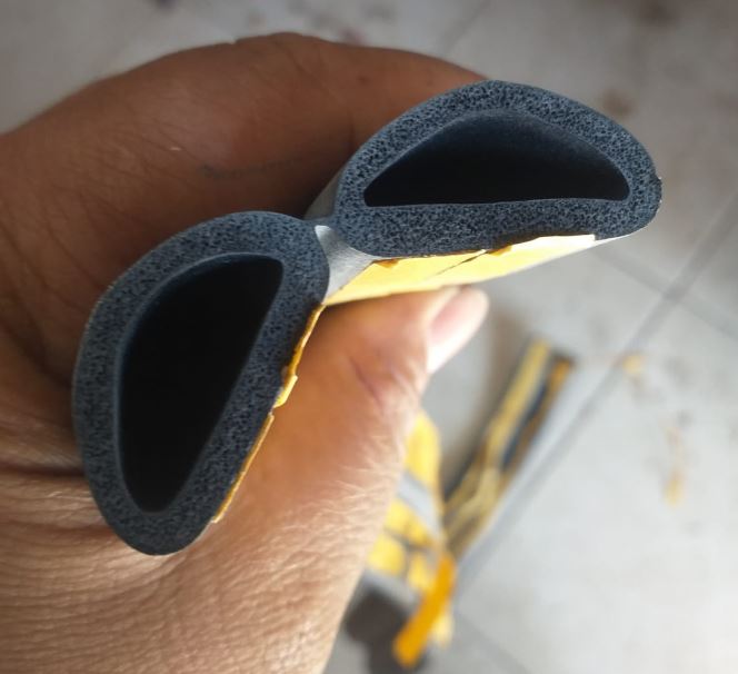 8189430 - BORRACHA VEDACAO ASSOALHO VOLVO FH12 FH13