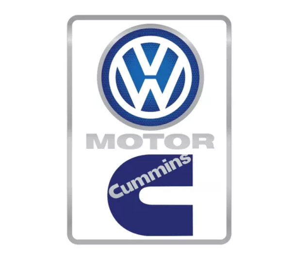 ADS829 - EMBLEMA RESINADO VW PORTA CUMMINS CROMADO/AZUL 90MM X 60MM