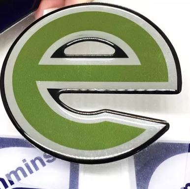 ADS3674 - EMBLEMA RESINADO CARGO LETRA E VERDE 80MM