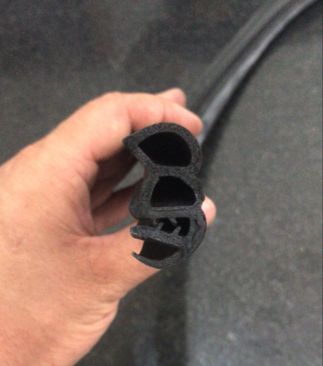 AUTOT25113 - BORRACHA TETO SOLAR VW WORKER, DELIVERY E VW CONSTELLATION