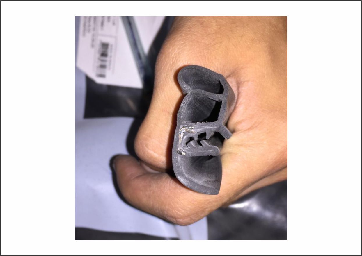 2C45E20530AC - BORRACHA PORTA CARGO GI C/ABA C/4500MM