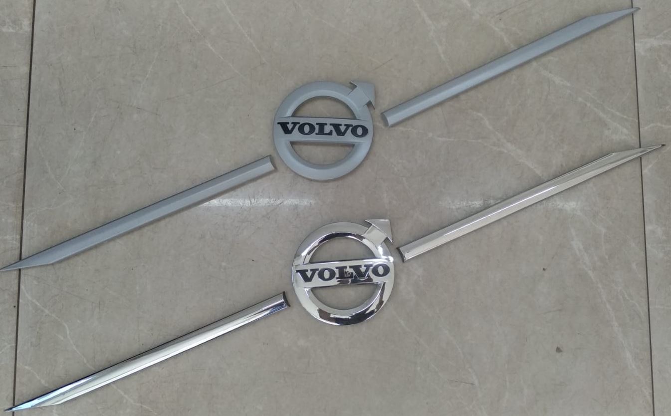 EDL027 - EMBLEMA TRANSVERSAL GRADE VOLVO FH 2010 A 2014 ACETINADO