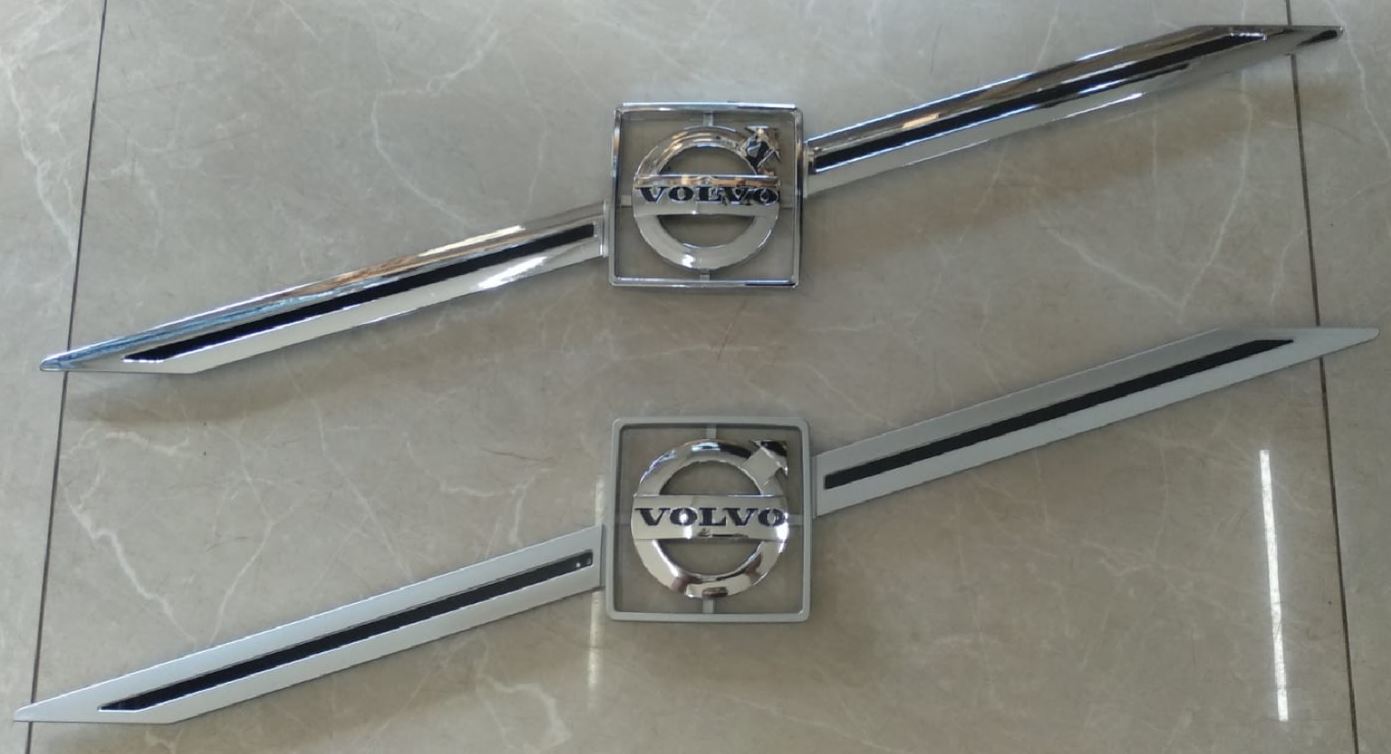 GLB1333G - EMBLEMA TRANSVERSAL GRADE VOLVO FH / VM 2004 A 2009 CROMADO