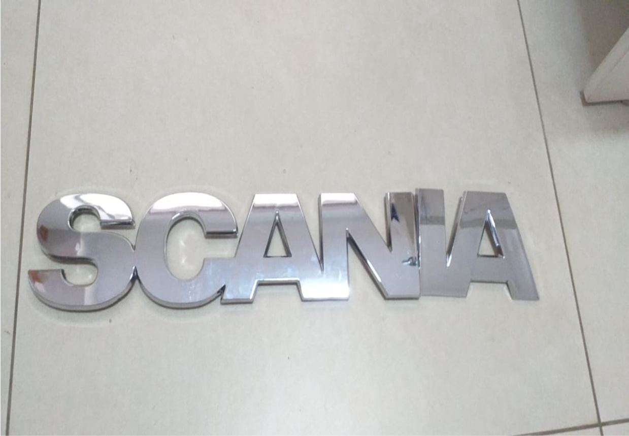 GLB1815S - EMBLEMA FRONTAL SCANIA S5 PALAVRA SCANIA ACETINADO 2009 A 2010