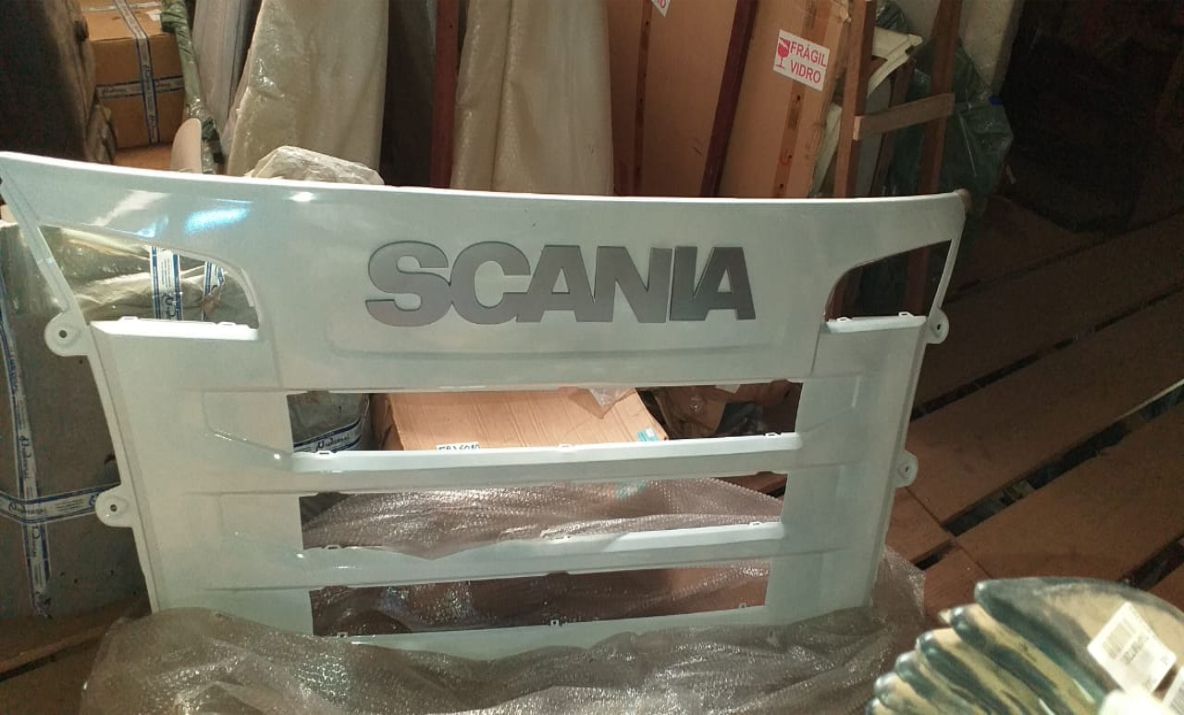 GB1814CS - EMBLEMA FRONTAL SCANIA S6 "G/R" 2011 A 2018 (CROMADO)