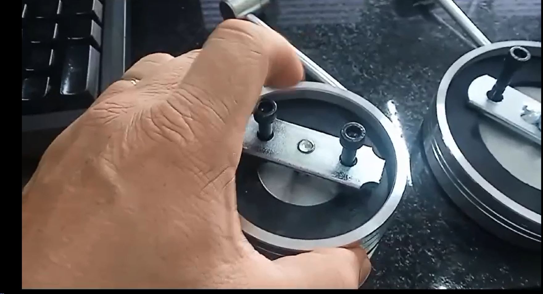 1502 - TAMPA TANQUE ANTIVAZAMENTO SCANIA S3 / MB 90 / VV