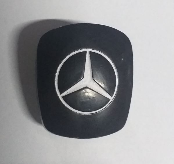 VL1634 - TAMPA BOLA NEUTRA PRETA (SIMBOLO MB)..