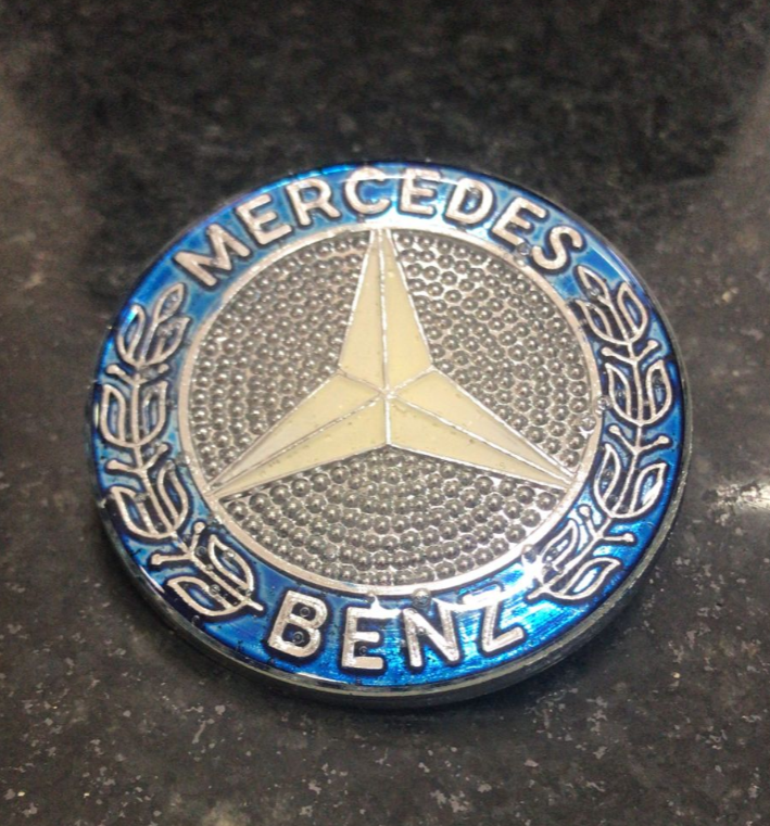 VL1281 - EMBLEMA CAPO CAFE MB HPN 55MM PL RESINADO CROMADO