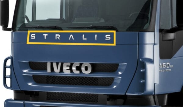 6570 - EMBLEMA "STRALIS" GRADES IVECO STRALIS HD / NR