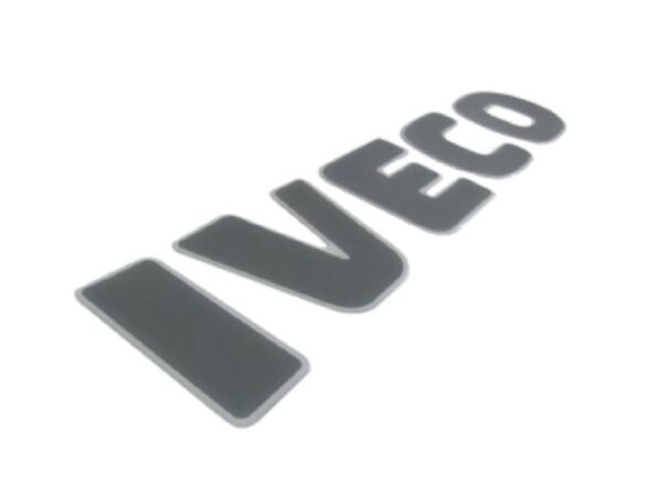 731 - EMBLEMA RESINADO IVECO LATERAL STRALIS TECTOR CURS