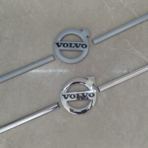 VL6052 - EMBLEMA TRANSVERSAL GRADE VOLVO FH 2015.. / VOLVO VM 2012/13 ACETINADO