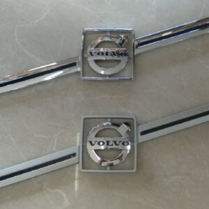 GLB1333G - EMBLEMA TRANSVERSAL GRADE VOLVO FH / VM 2004 A 2009 CROMADO