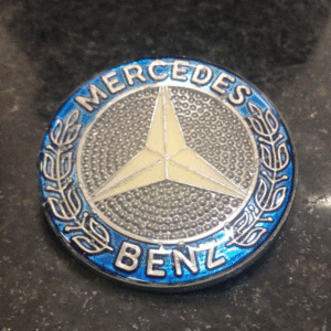 VL1281 - EMBLEMA CAPO CAFE MB HPN 55MM PL RESINADO CROMADO